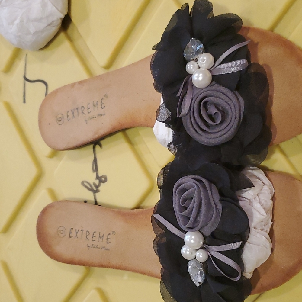 Black flat sandal
